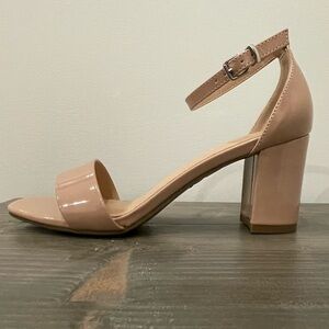 Chelsea Moreland Gala Beige Ankle Strap Block Heels 7.5